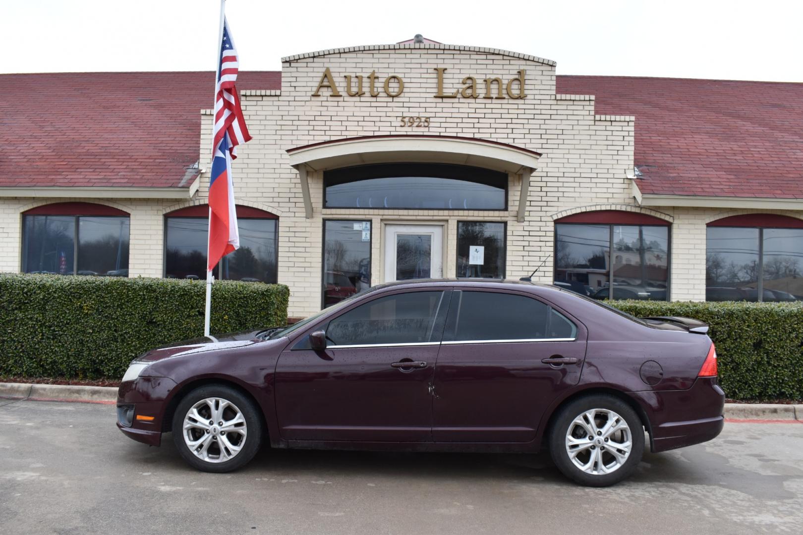 2012 Red /Gray Ford Fusion SE (3FAHP0HA0CR) with an 2.5L L4 DOHC 16V engine, 6 Speed AUTOMATIC transmission, located at 5925 E. BELKNAP ST., HALTOM CITY, TX, 76117, (817) 834-4222, 32.803799, -97.259003 - Photo#0